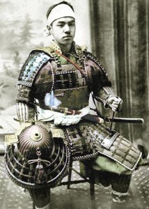 全身武装した旧日本武士、1880年頃（手描きの卵白写真）